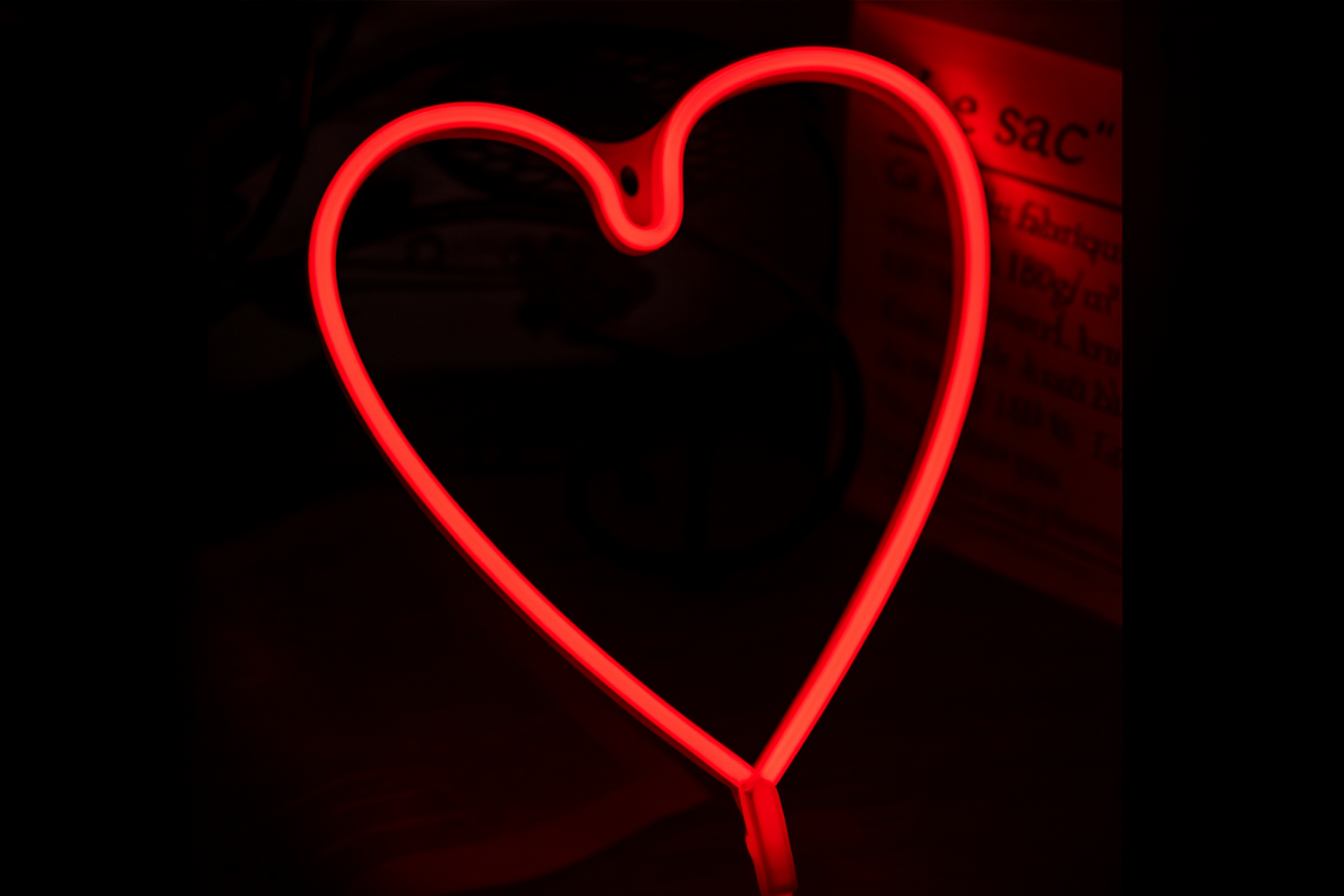 Neon Night Light – LED Modeling Lamp with Pineapple, Heart, and Love Designs | USB or Battery-Powered Neon Sign Light for Bedroom, Living Room, and Party Décor