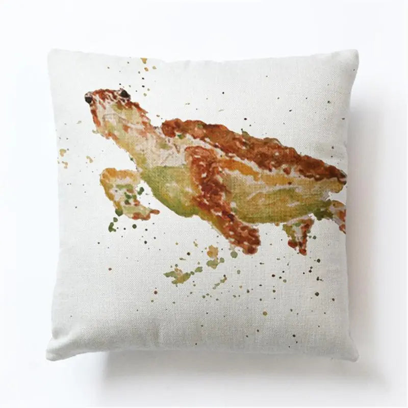Ocean turtle cushion cover – decorative pillow case with golden brown watercolor sea turtle design on white background, coastal home décor 45x45 cm.
